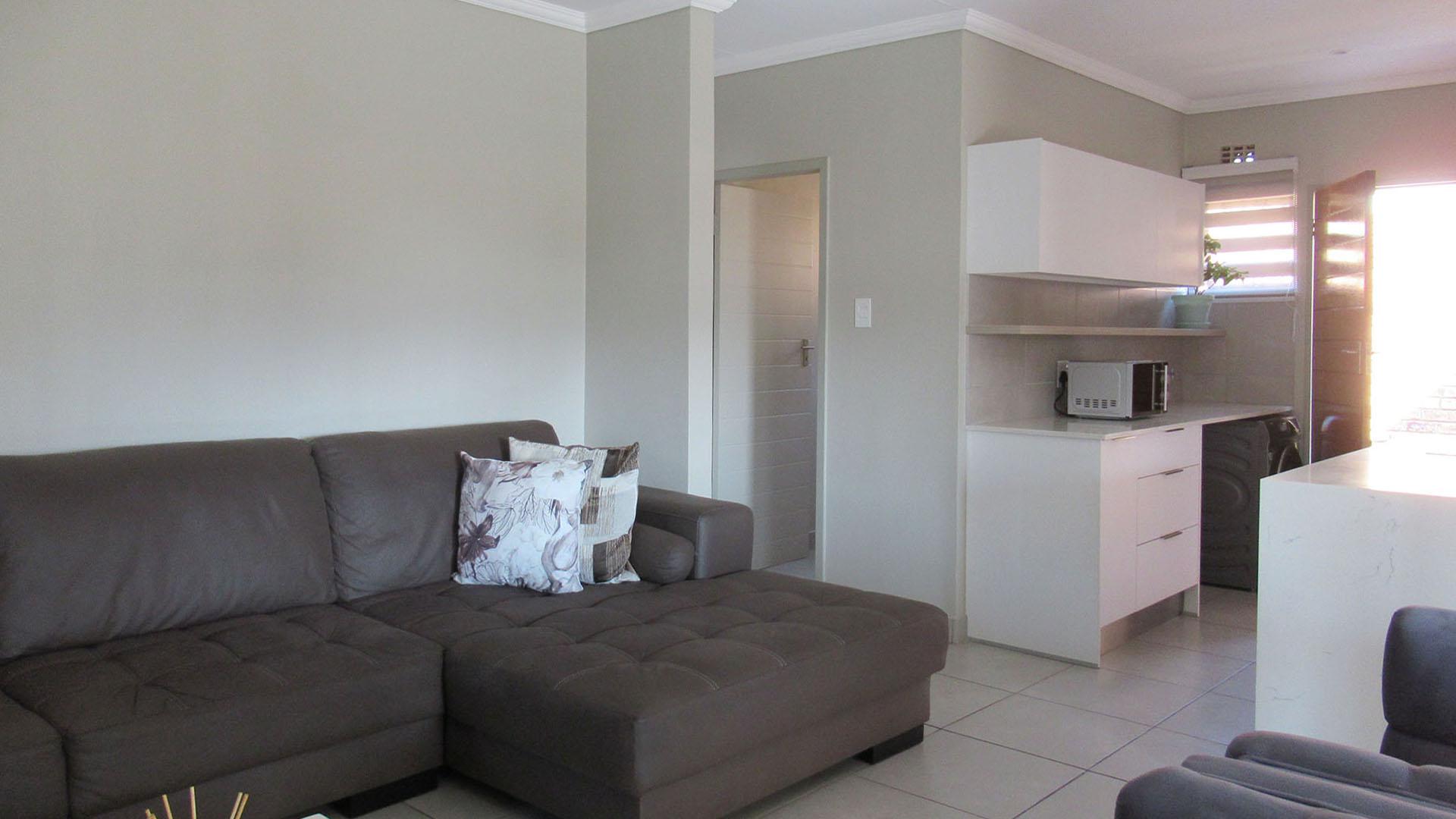 Lounges - 20 square meters of property in Cosmo City