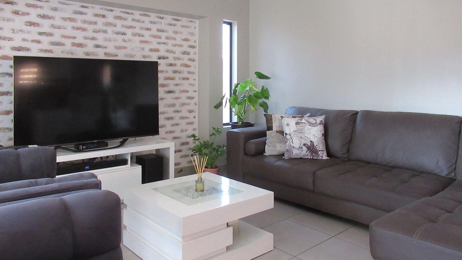 Lounges - 20 square meters of property in Cosmo City