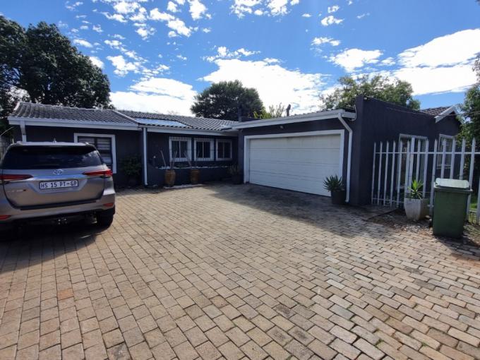 4 Bedroom House for Sale For Sale in Brackendowns - MR711954