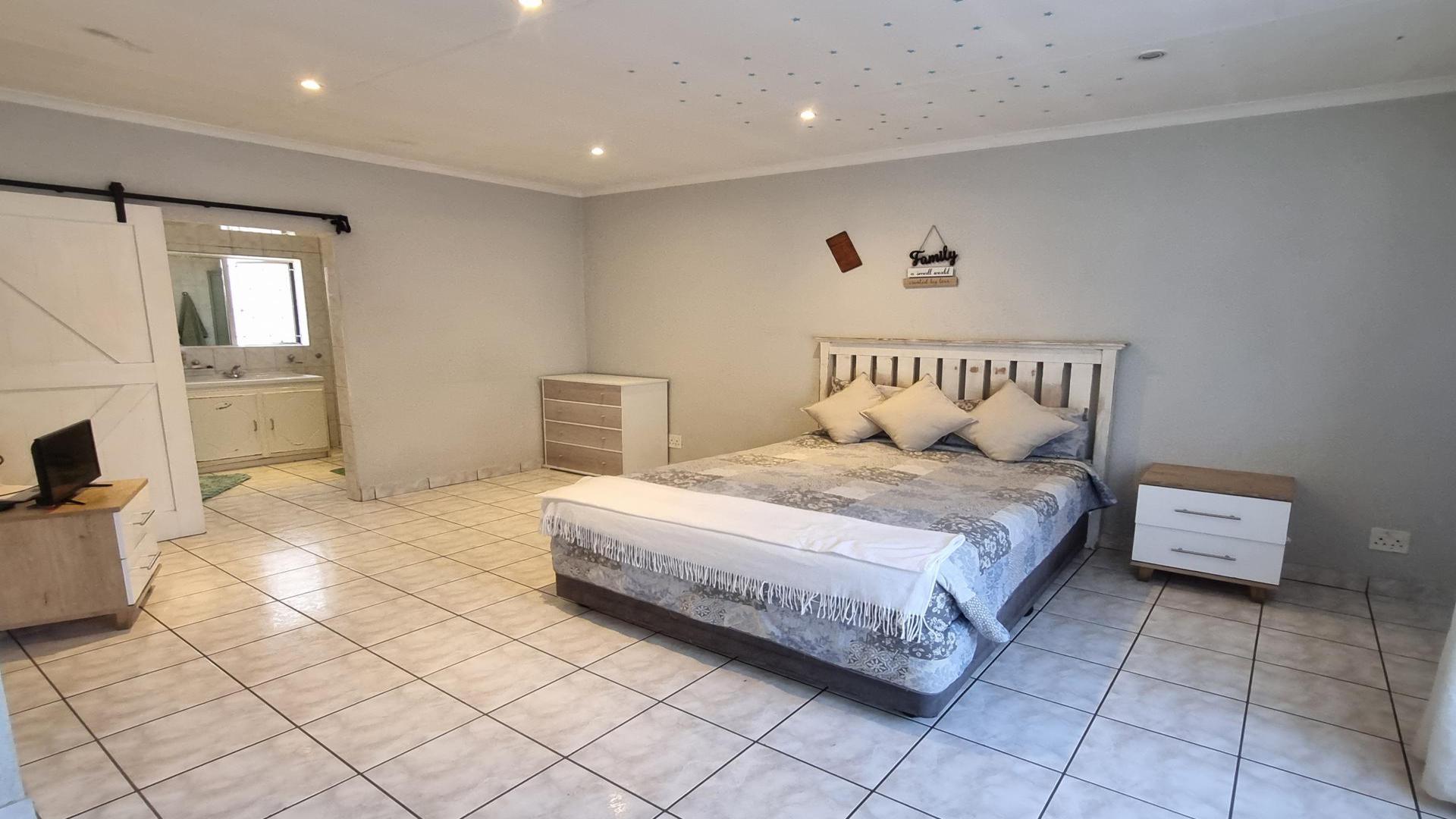 Bed Room 5+ of property in Verwoerdpark