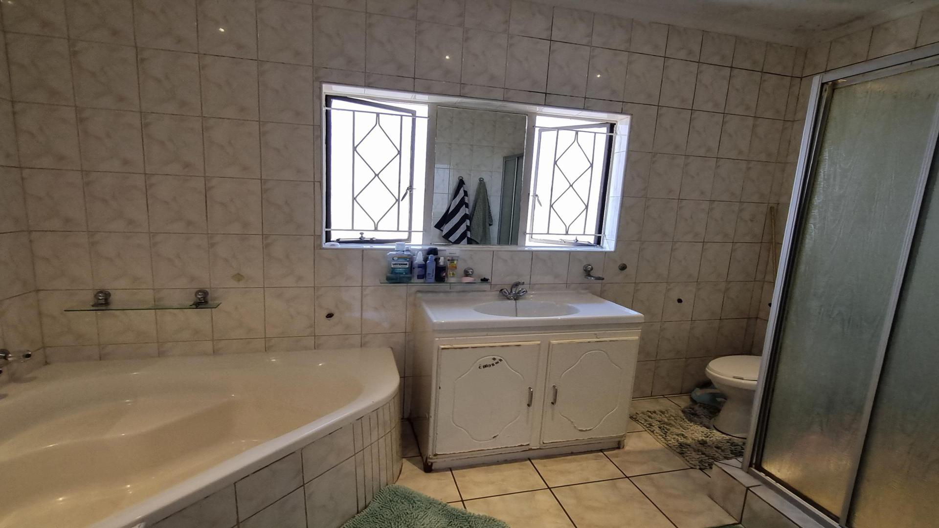 Bathroom 3+ of property in Verwoerdpark