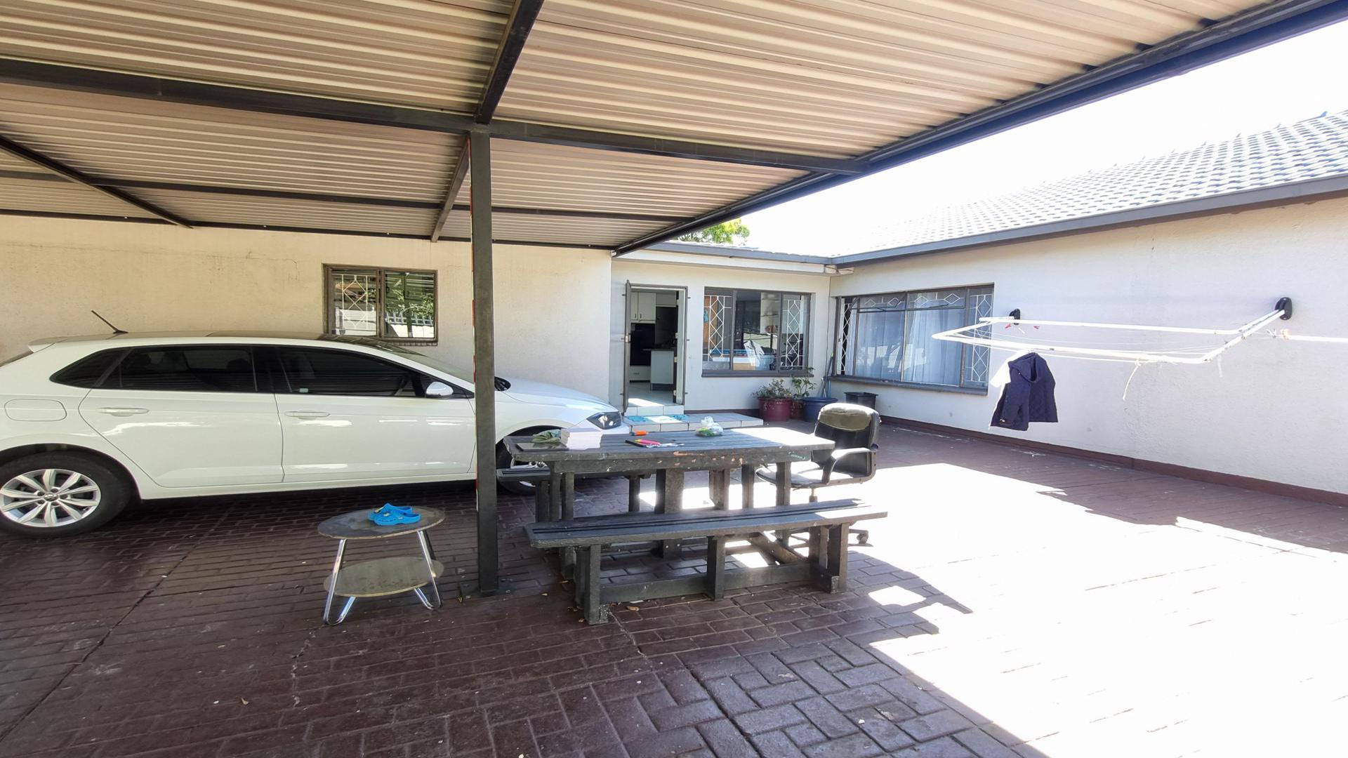 Carport  of property in Verwoerdpark