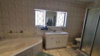 Bathroom 3+ of property in Verwoerdpark