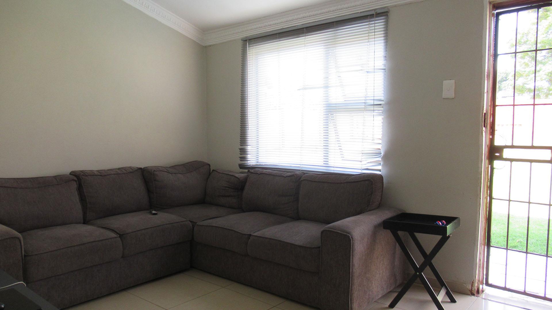 Lounges - 13 square meters of property in Eldorado Park AH