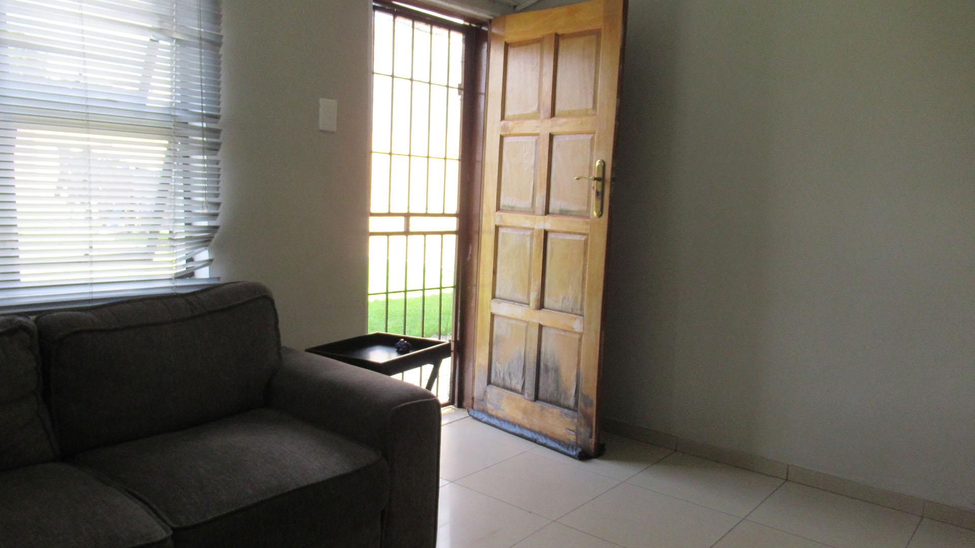 Lounges - 13 square meters of property in Eldorado Park AH