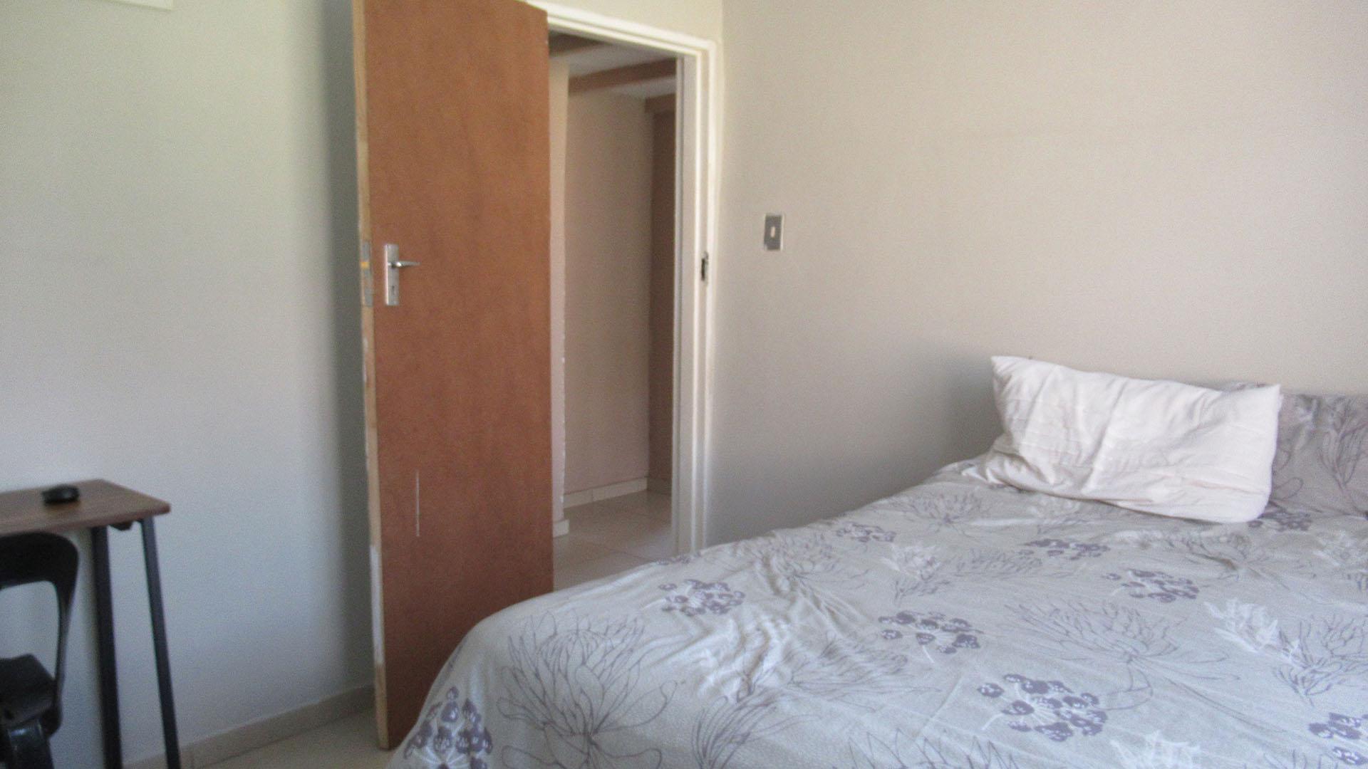 Bed Room 1 - 14 square meters of property in Eldorado Park AH