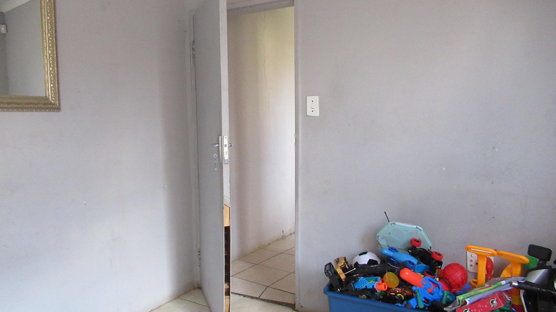 Bed Room 3 - 12 square meters of property in Eldorado Park AH
