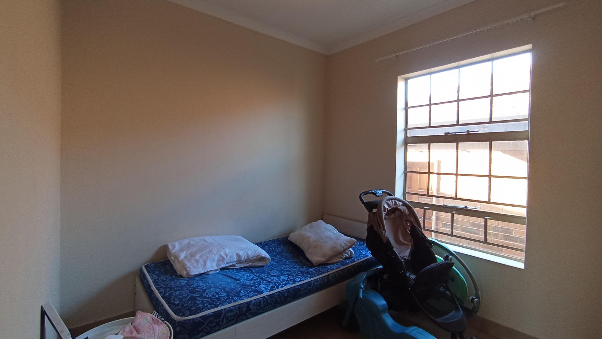 Bed Room 1 - 8 square meters of property in Olievenhoutbos