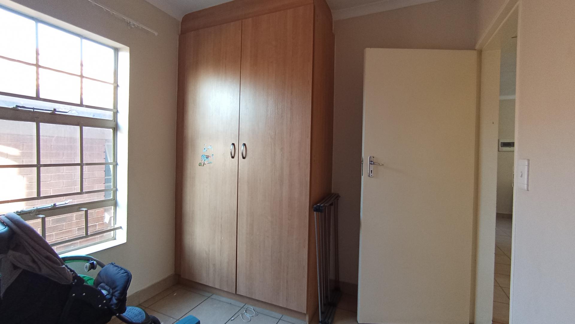 Bed Room 1 - 8 square meters of property in Olievenhoutbos