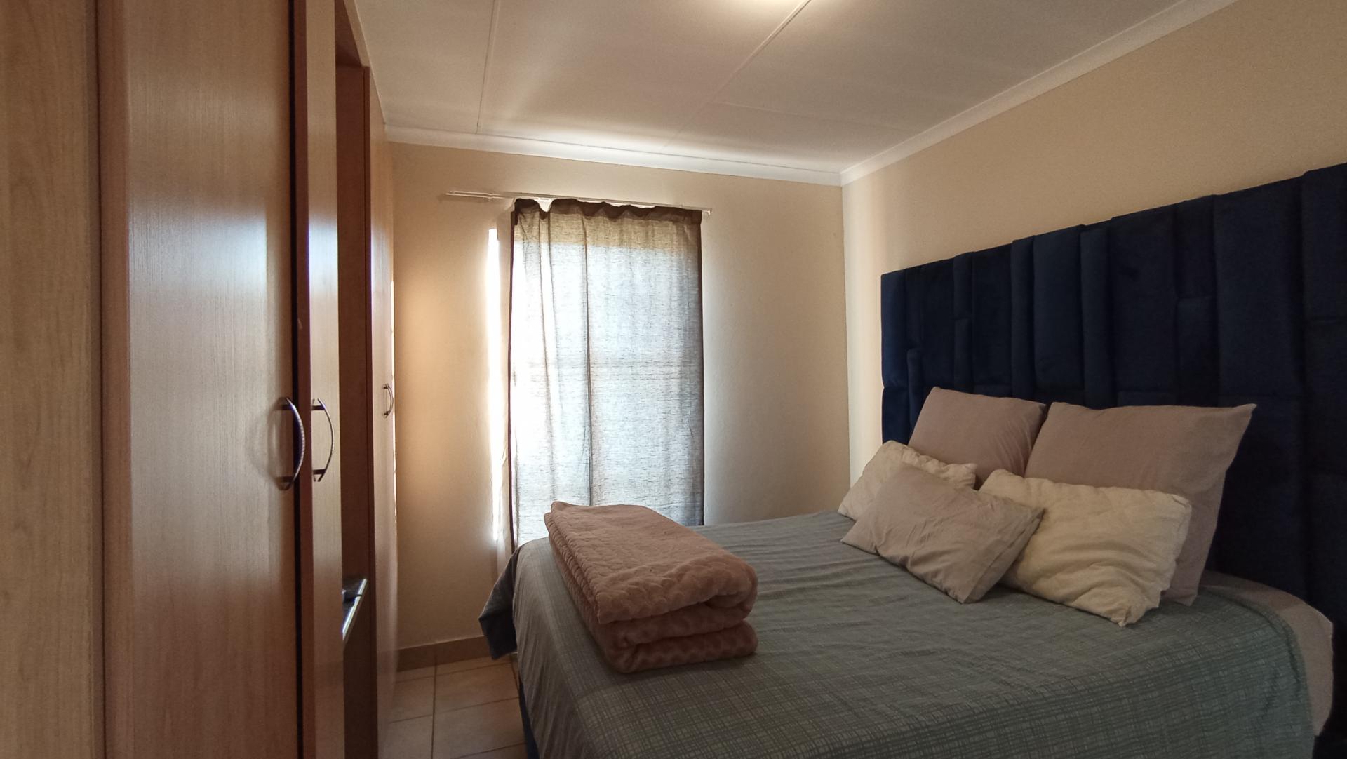 Main Bedroom - 13 square meters of property in Olievenhoutbos
