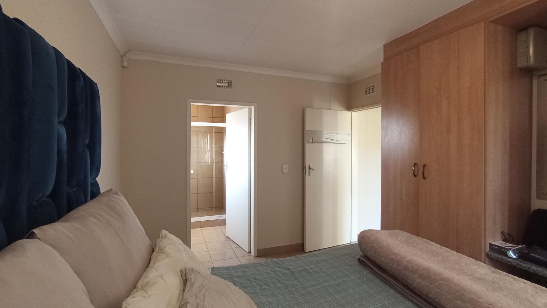 Main Bedroom - 13 square meters of property in Olievenhoutbos