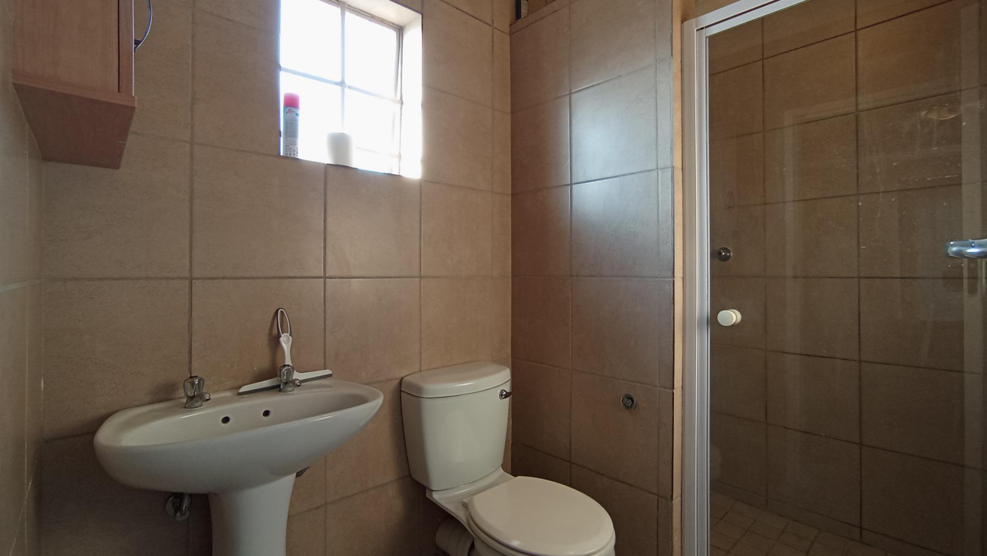 Main Bathroom - 4 square meters of property in Olievenhoutbos
