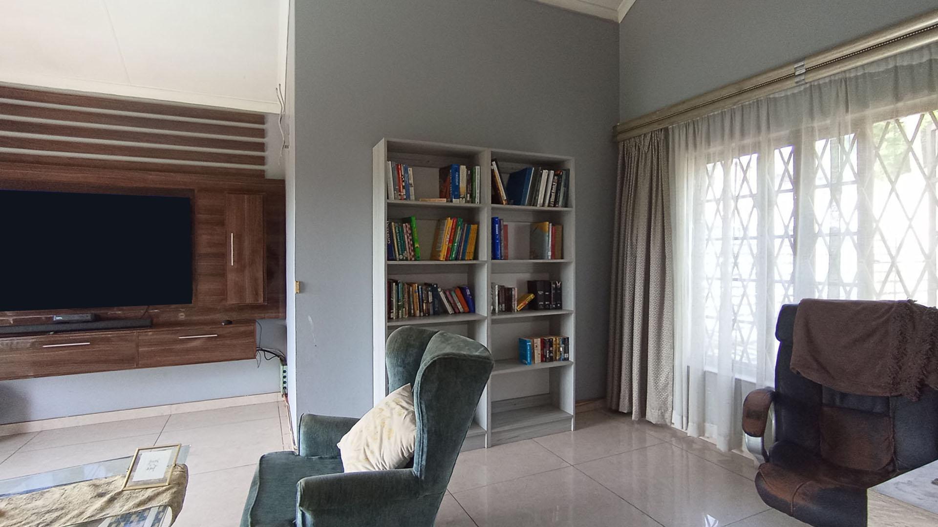 Lounges - 34 square meters of property in Westridge