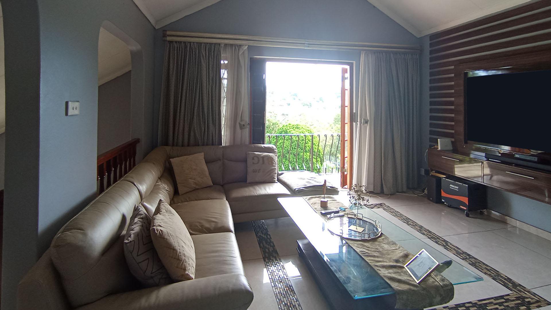 Lounges - 34 square meters of property in Westridge
