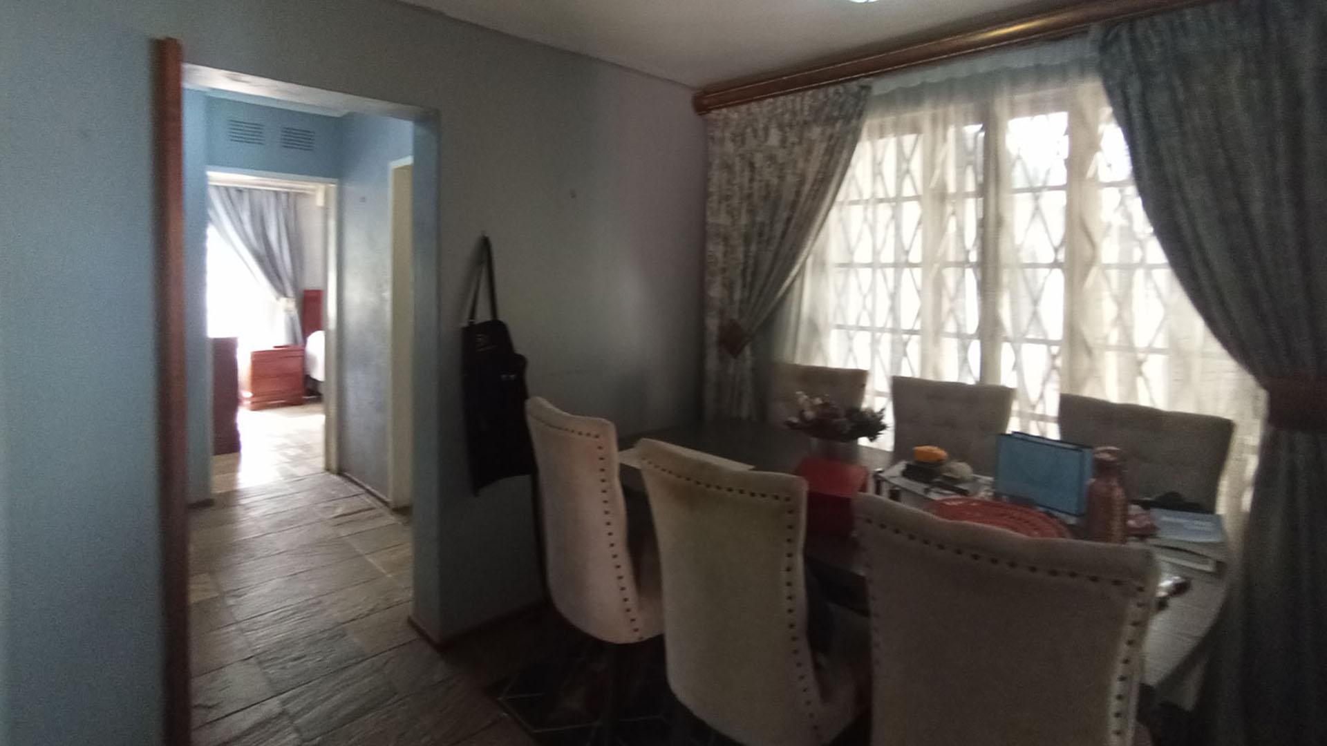 Dining Room - 6 square meters of property in Westridge