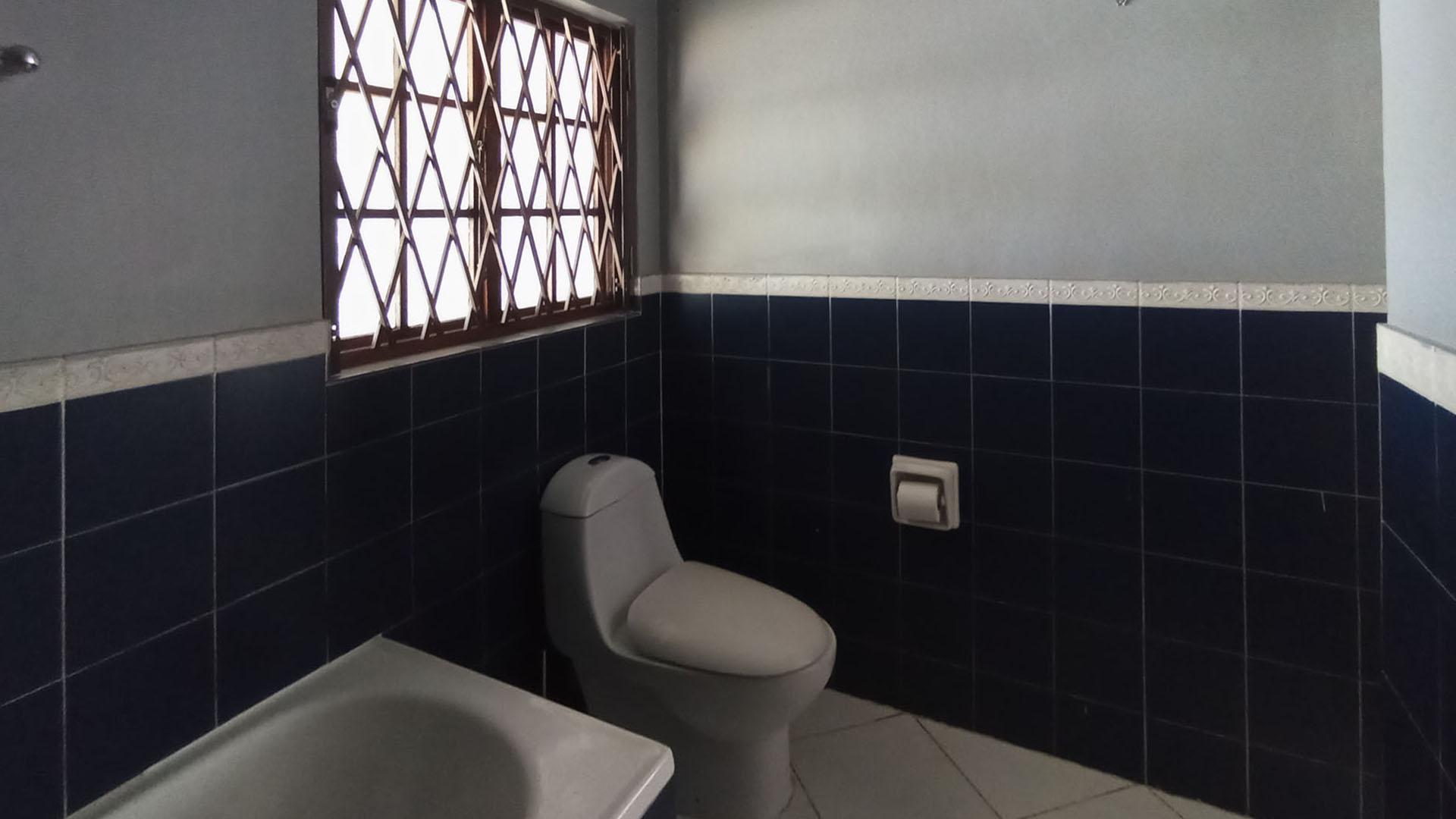 Main Bathroom - 8 square meters of property in Westridge