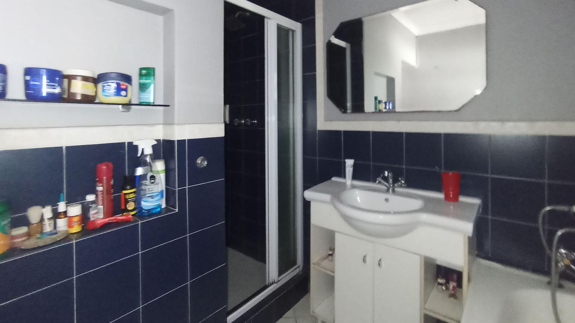 Main Bathroom - 8 square meters of property in Westridge