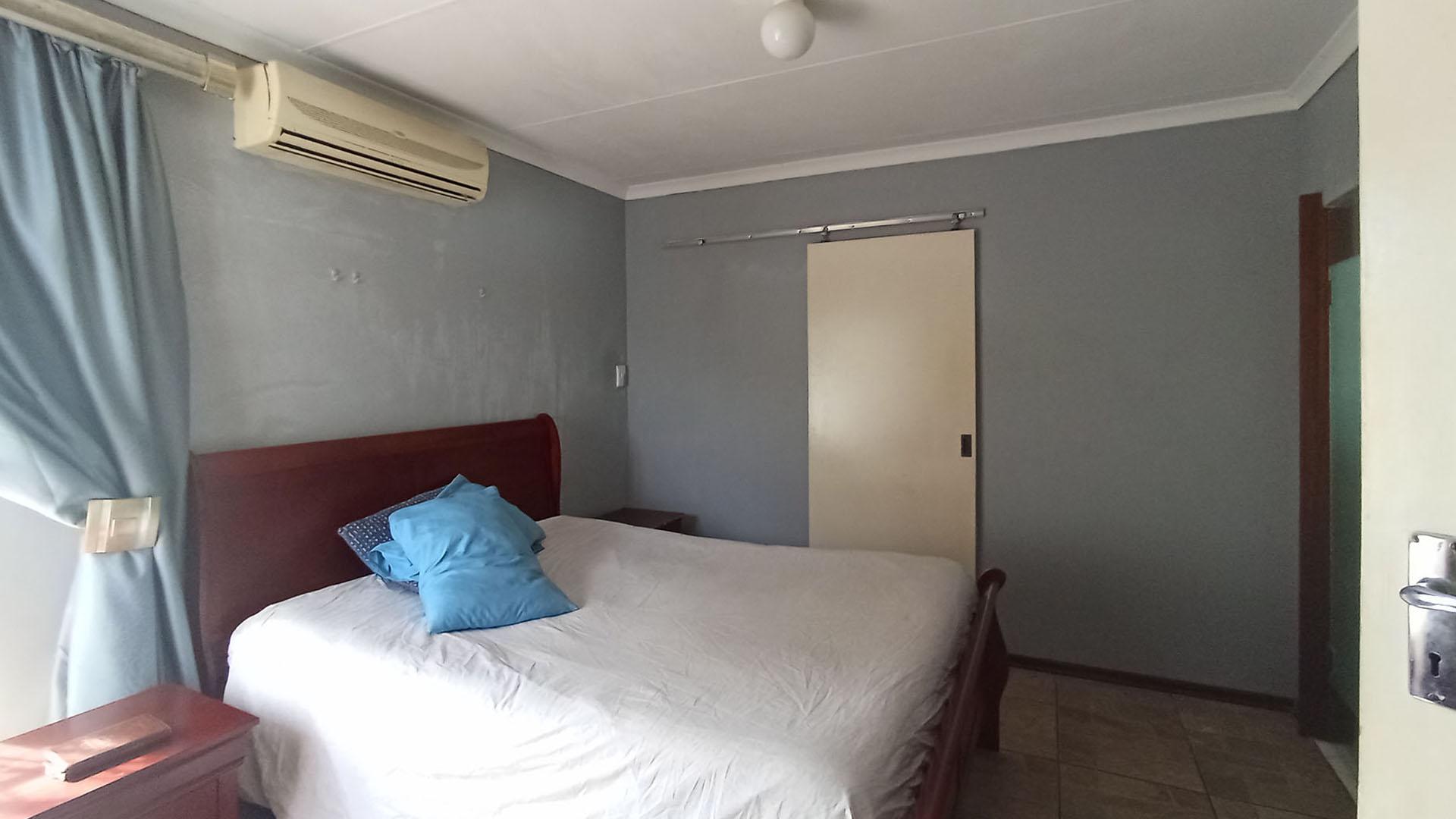 Main Bedroom - 16 square meters of property in Westridge