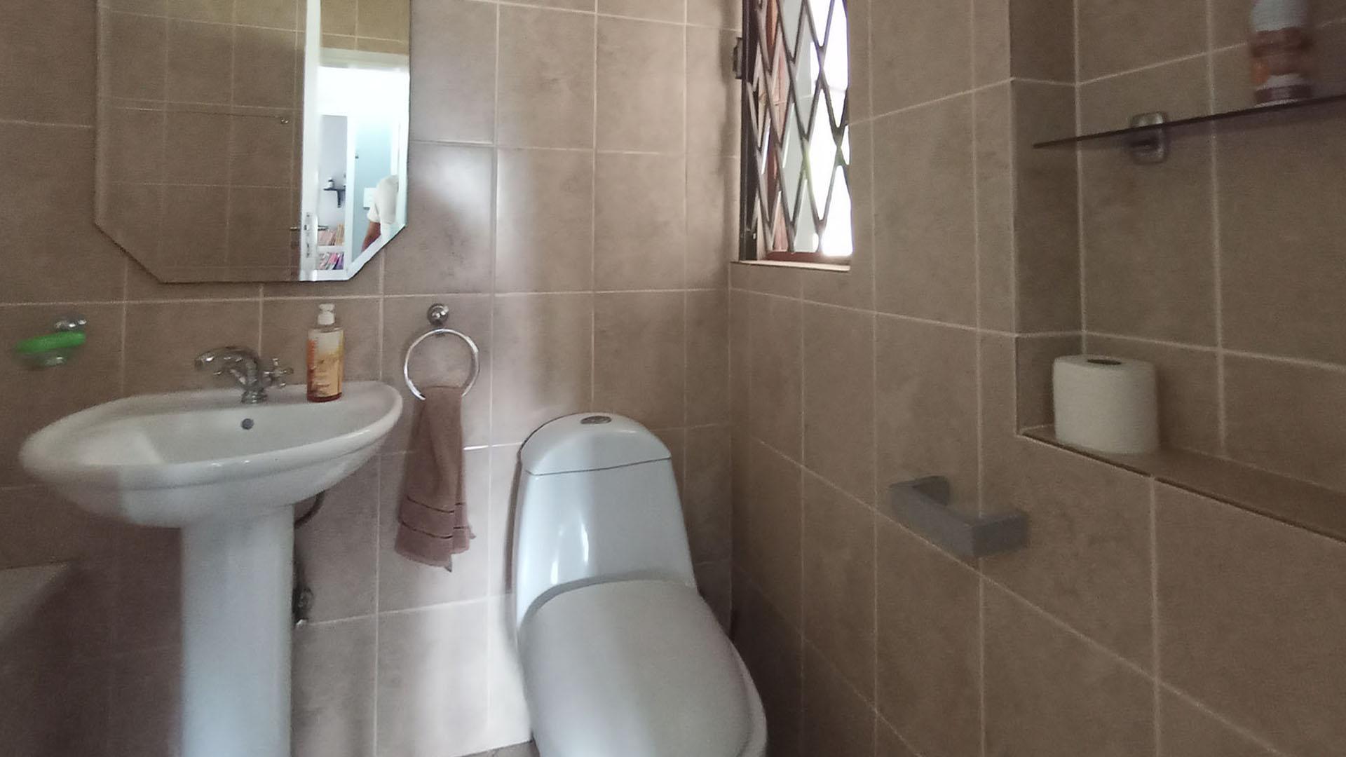 Bathroom 1 - 5 square meters of property in Westridge