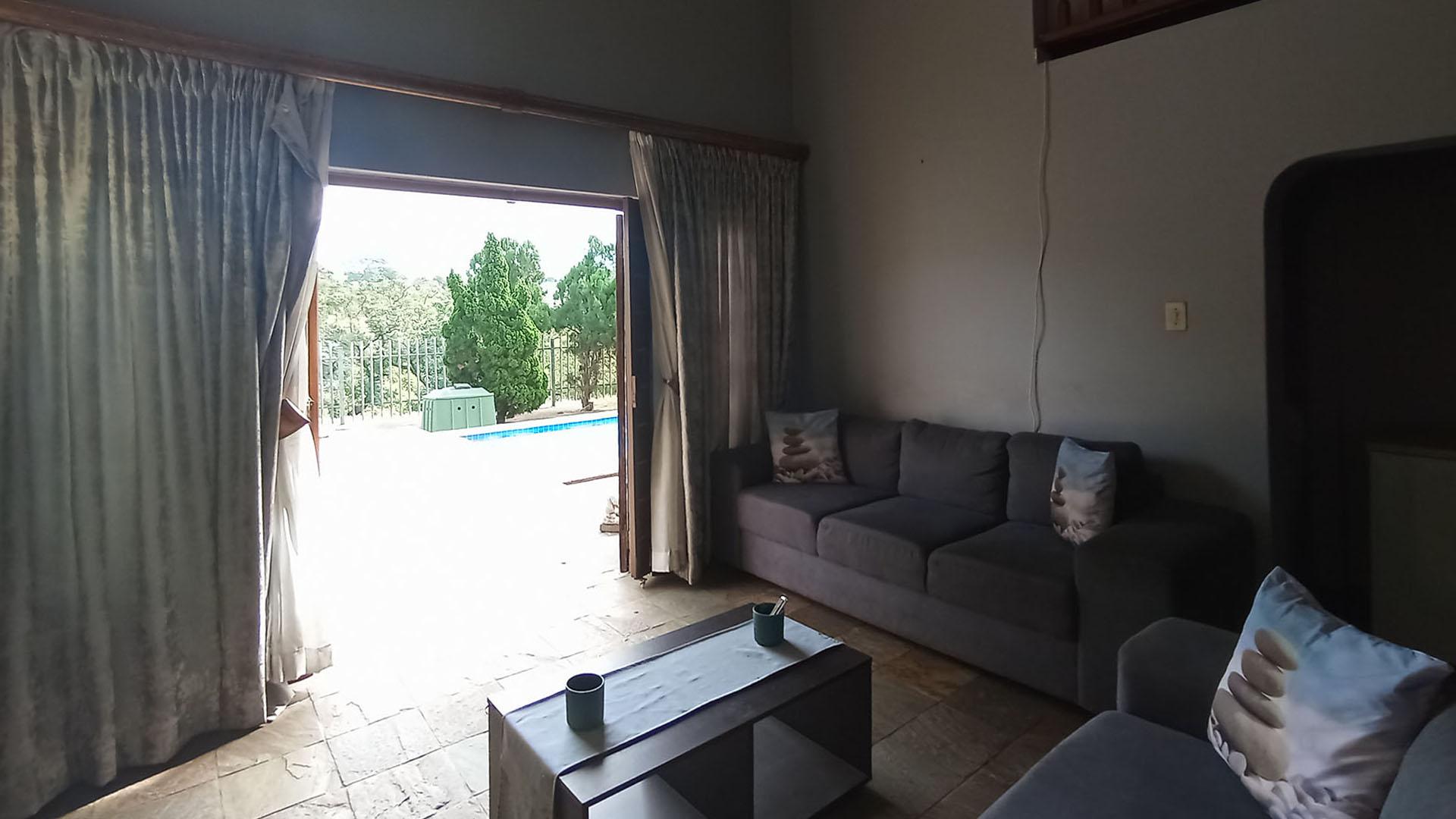 Lounges - 34 square meters of property in Westridge