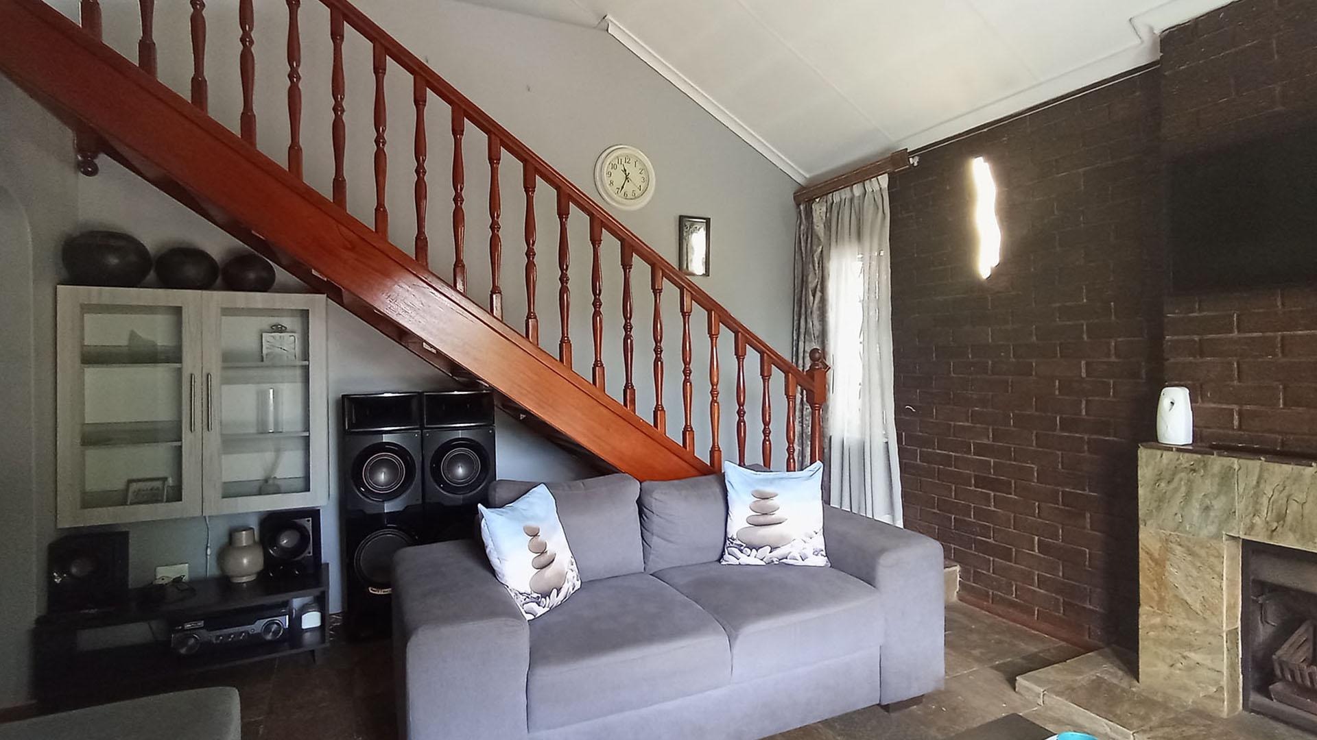 Lounges - 34 square meters of property in Westridge