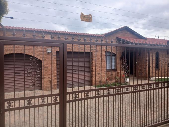 3 Bedroom House for Sale For Sale in Glenvista - MR712025