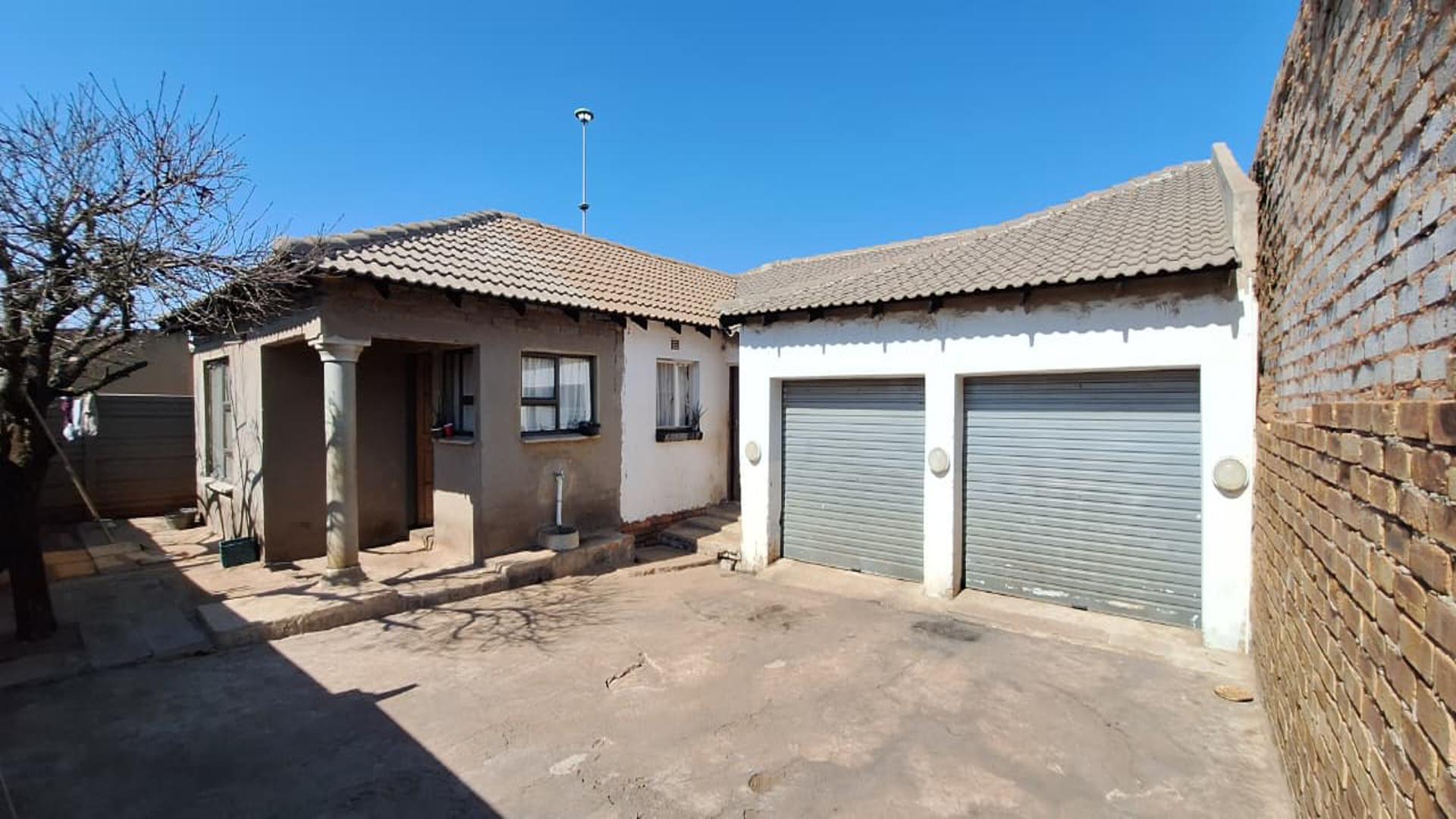 Front View of property in Vosloorus