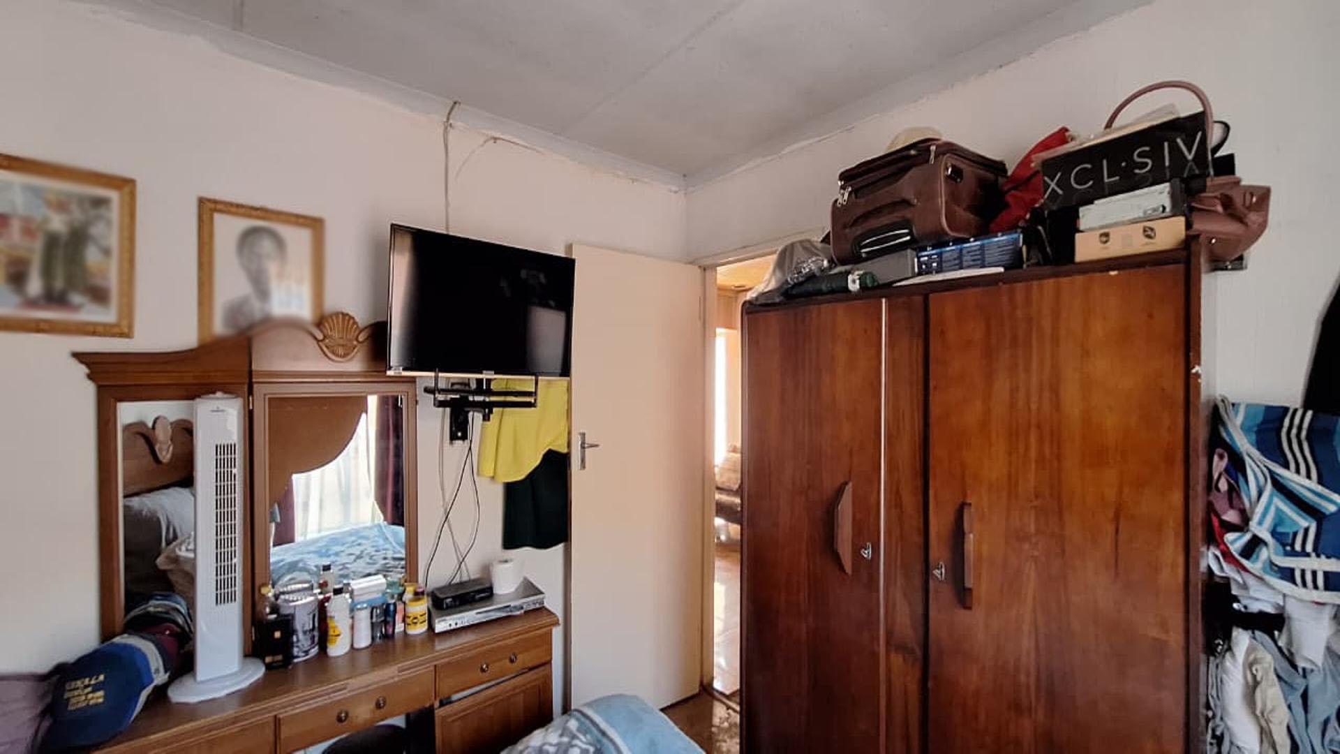 Bed Room 1 - 13 square meters of property in Vosloorus