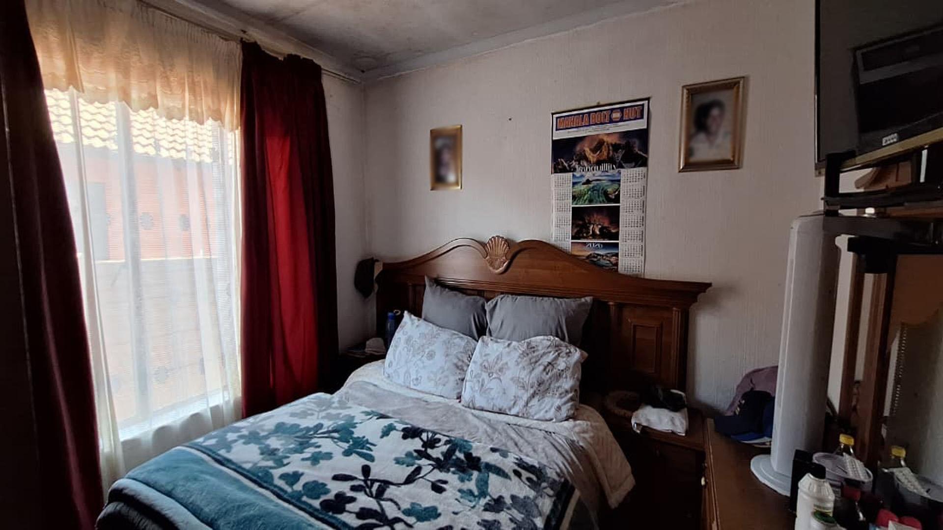 Bed Room 1 - 13 square meters of property in Vosloorus