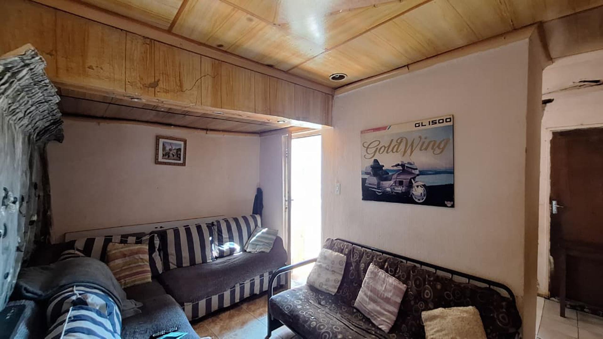 Lounges - 20 square meters of property in Vosloorus