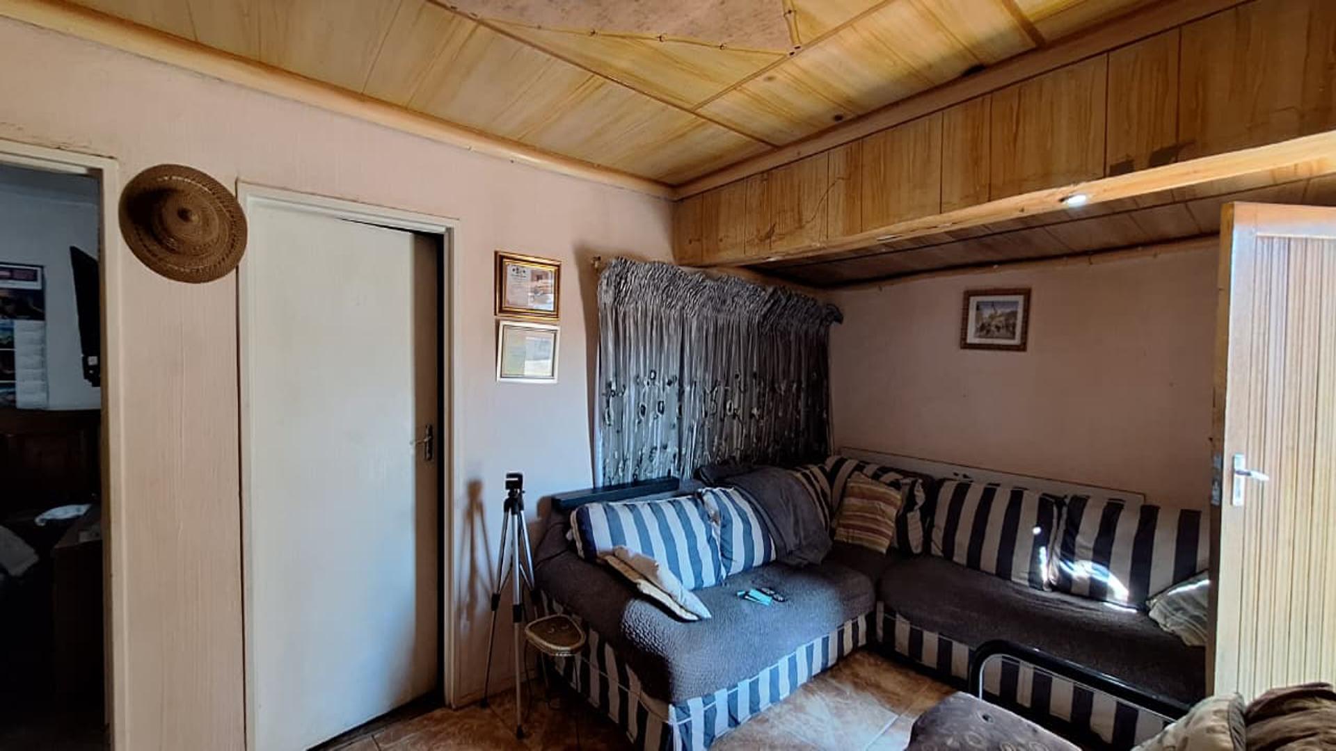 Lounges - 20 square meters of property in Vosloorus