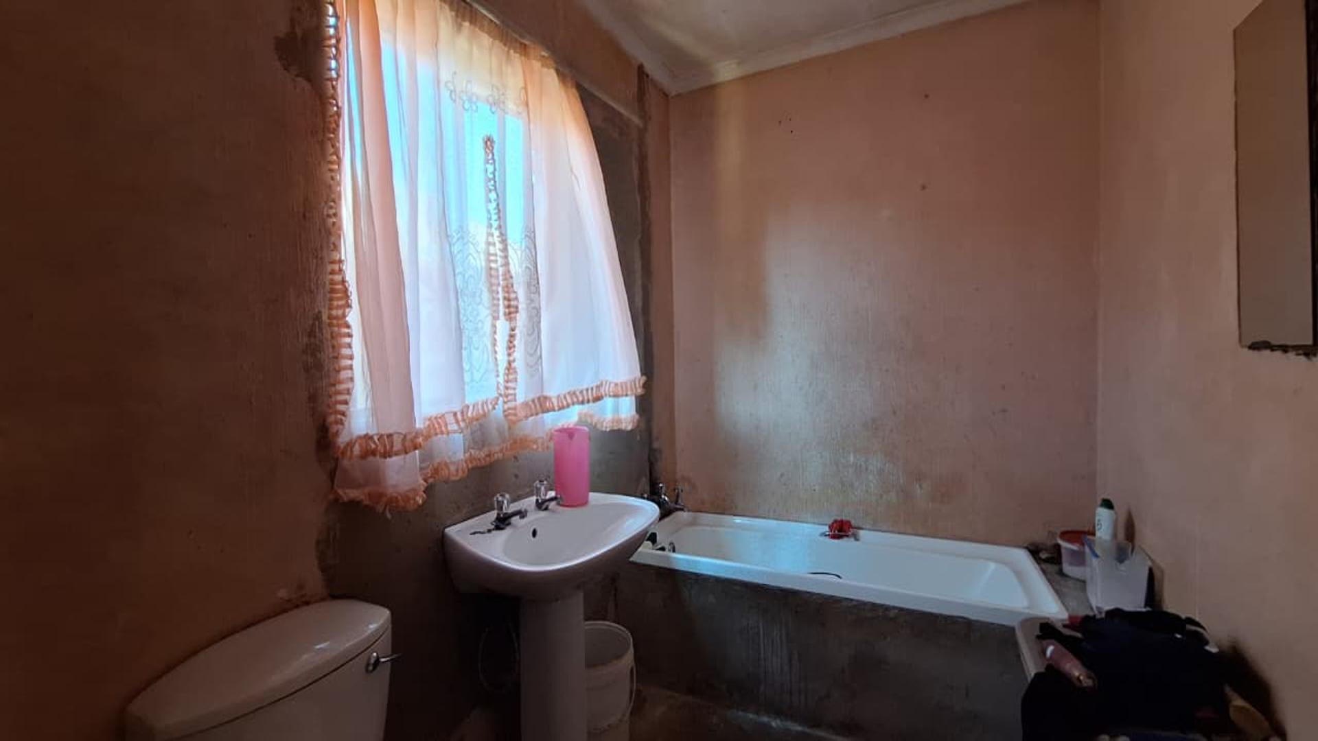 Bathroom 1 - 7 square meters of property in Vosloorus