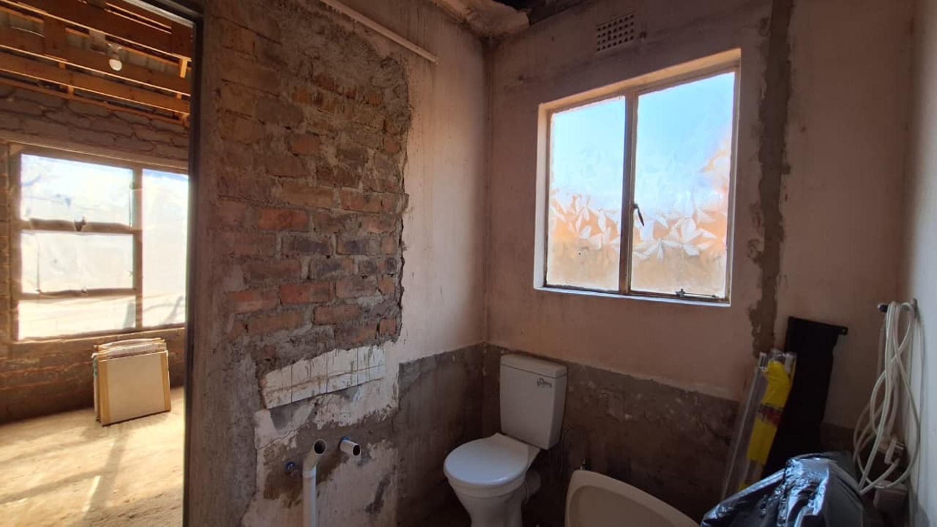Bathroom 2 - 6 square meters of property in Vosloorus