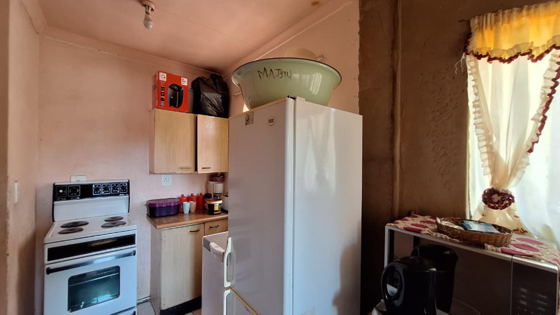 Kitchen - 10 square meters of property in Vosloorus