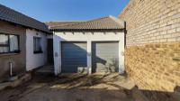 Garage of property in Vosloorus