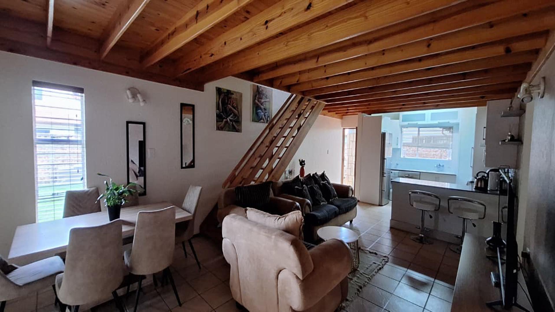 Lounges - 26 square meters of property in Ravenswood