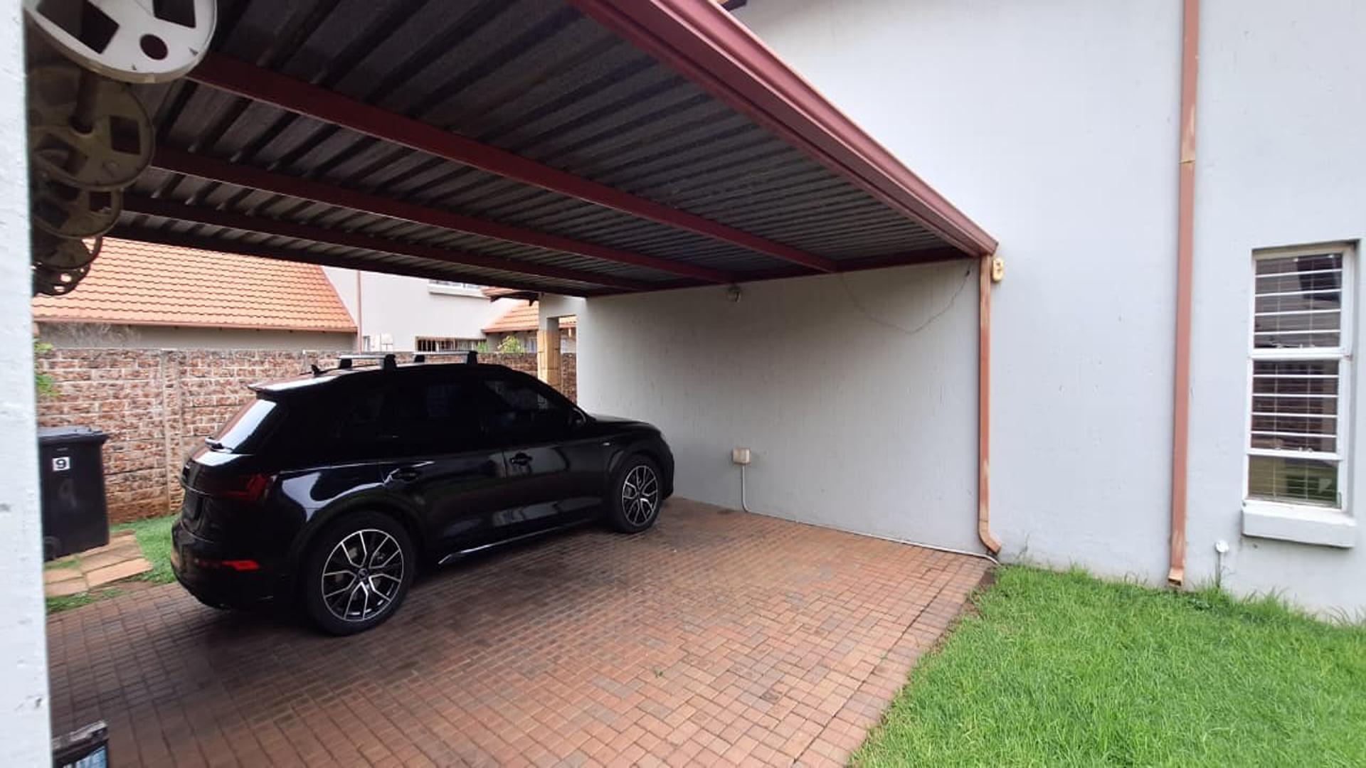 Carport  - 37 square meters of property in Ravenswood