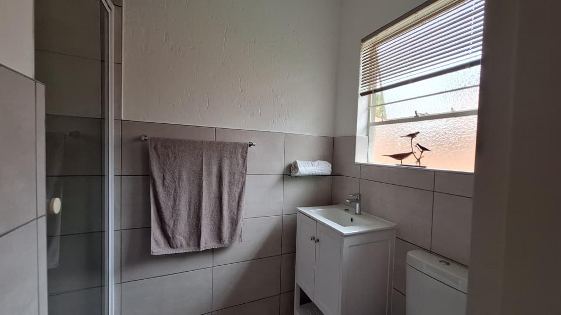 Main Bathroom - 4 square meters of property in Ravenswood