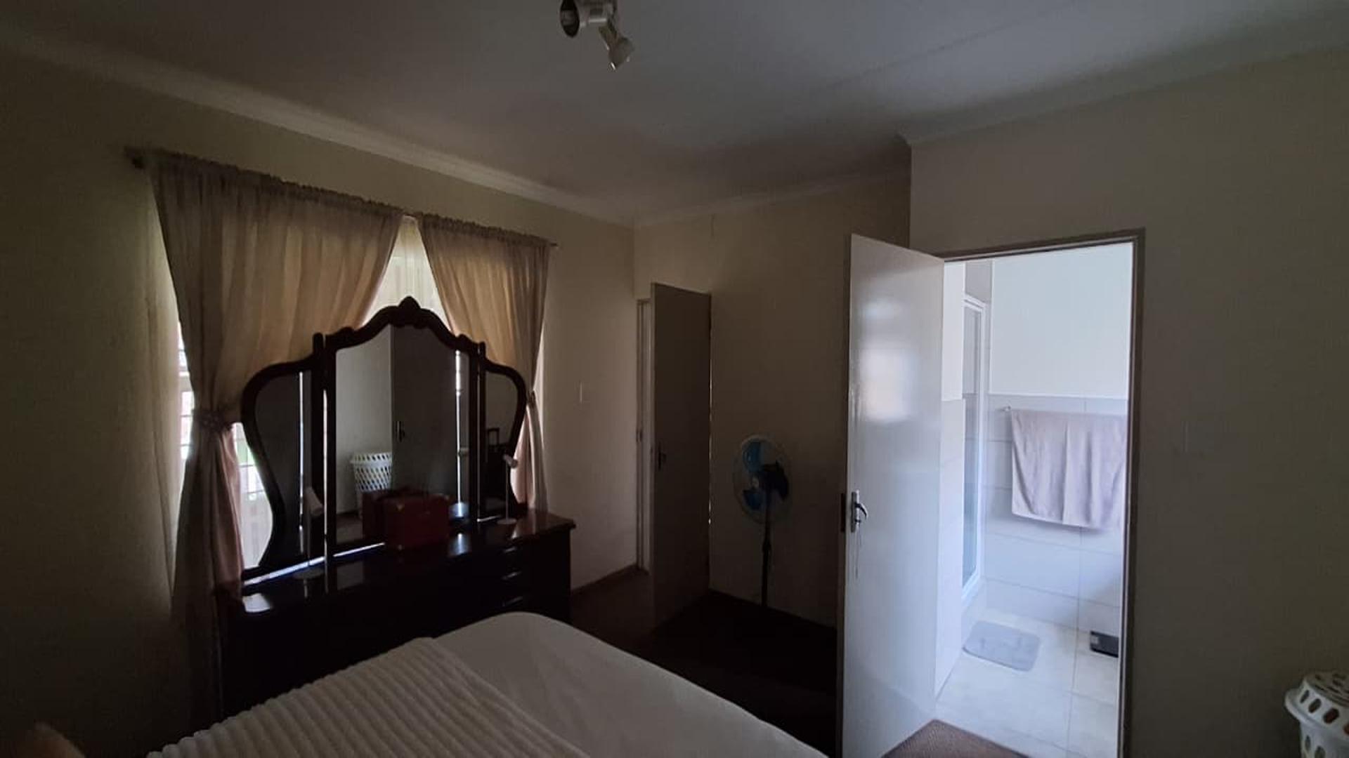 Main Bedroom - 20 square meters of property in Ravenswood