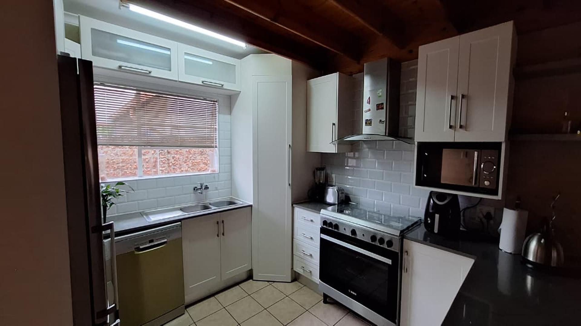 Kitchen - 13 square meters of property in Ravenswood