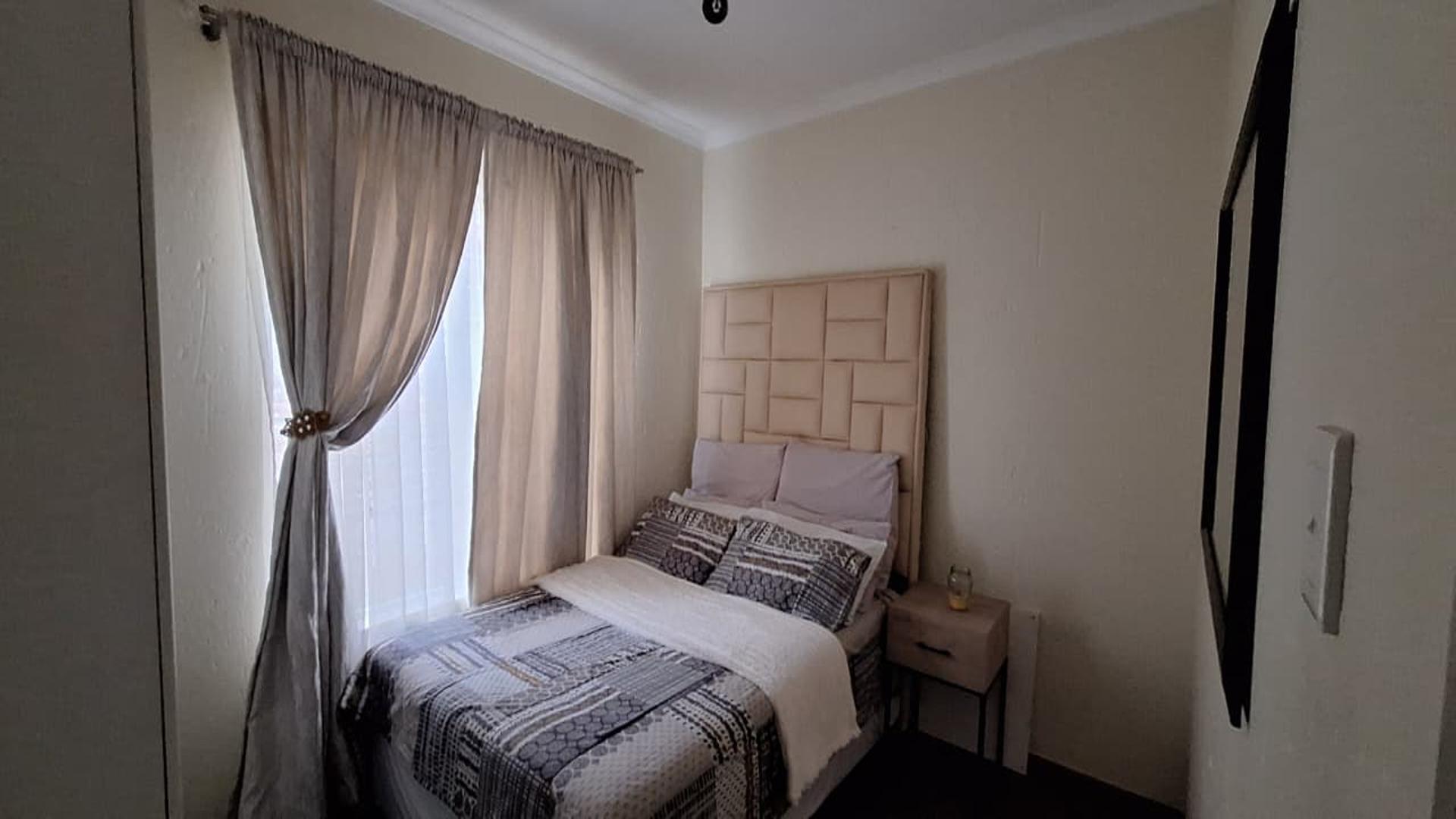 Bed Room 1 of property in Ravenswood