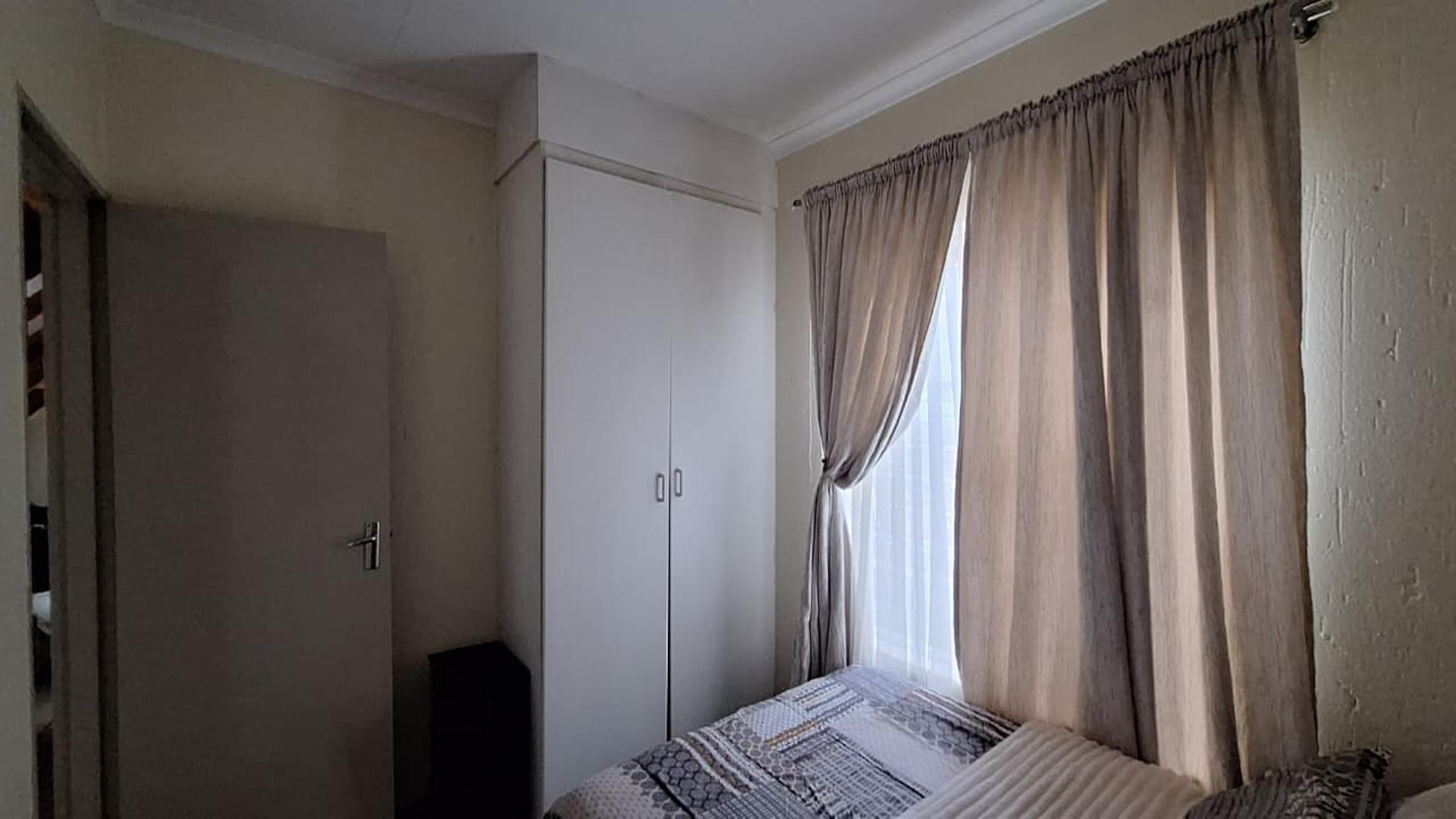 Bed Room 1 of property in Ravenswood