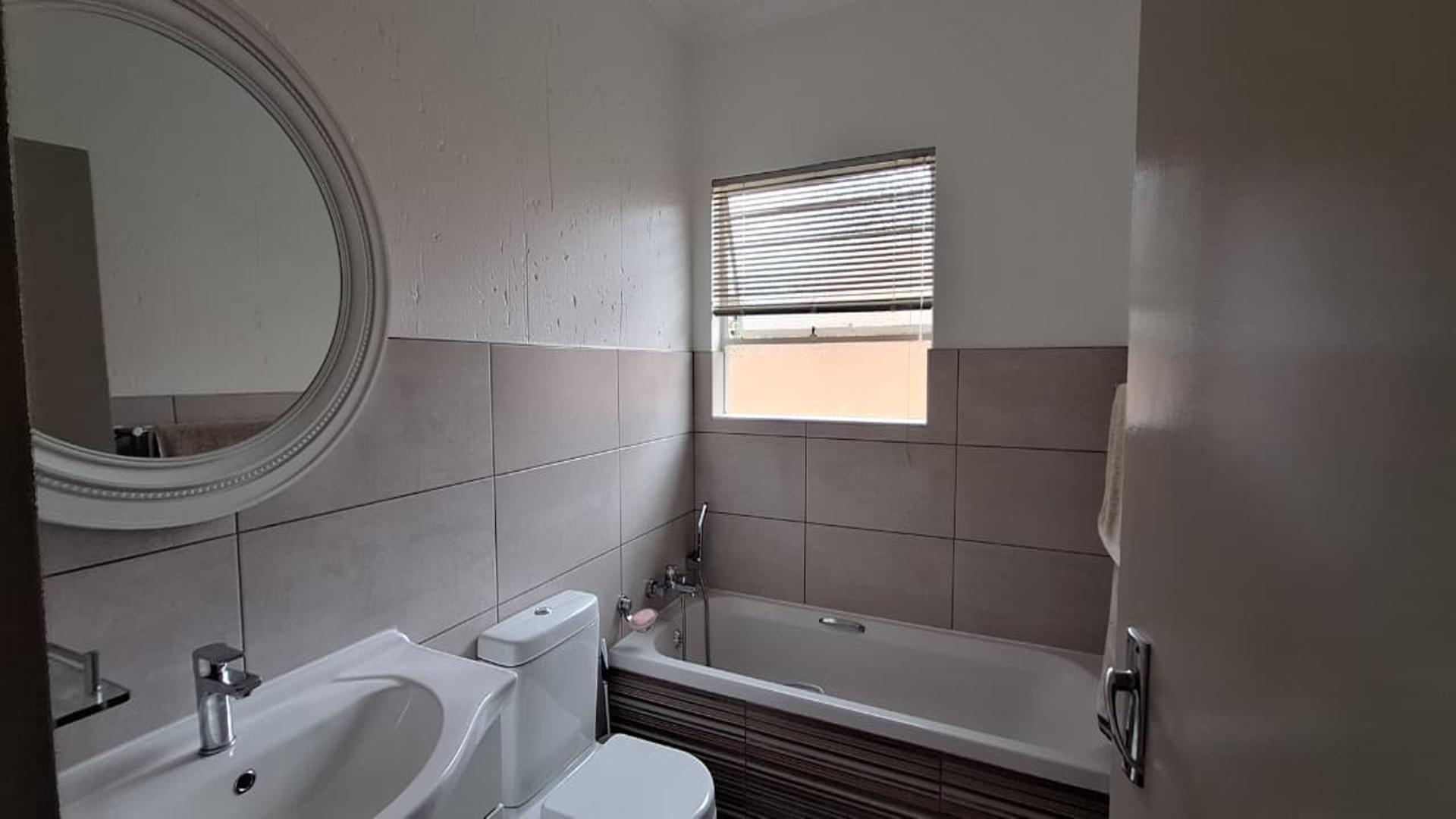 Bathroom 1 - 5 square meters of property in Ravenswood