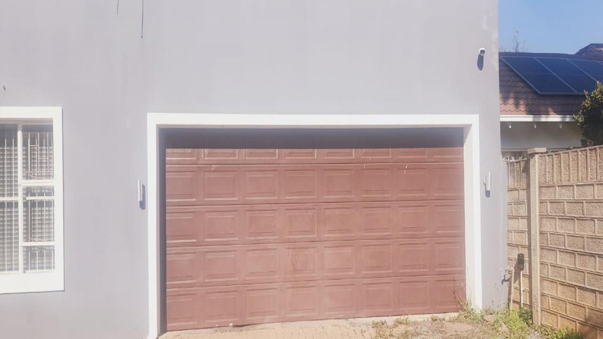 Front View of property in La Hoff