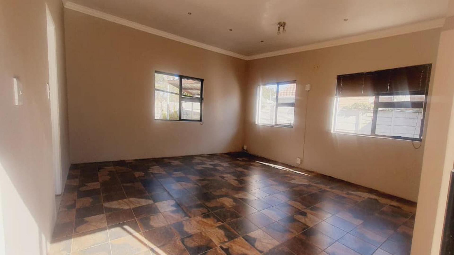 Dining Room of property in La Hoff