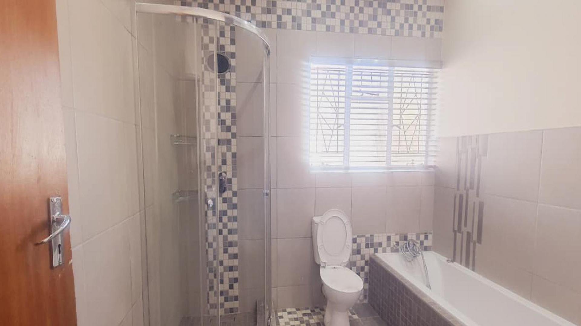 Bathroom 2 of property in La Hoff