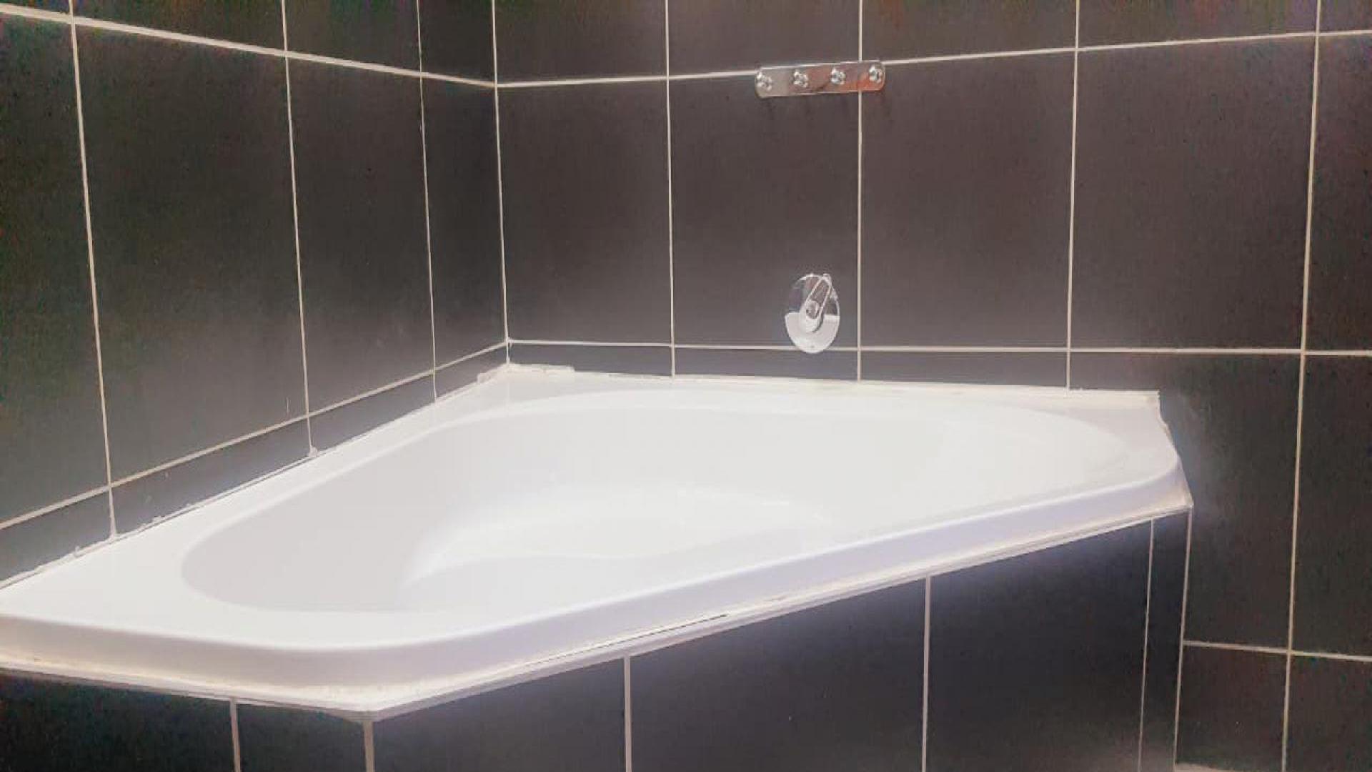 Bathroom 3+ of property in La Hoff