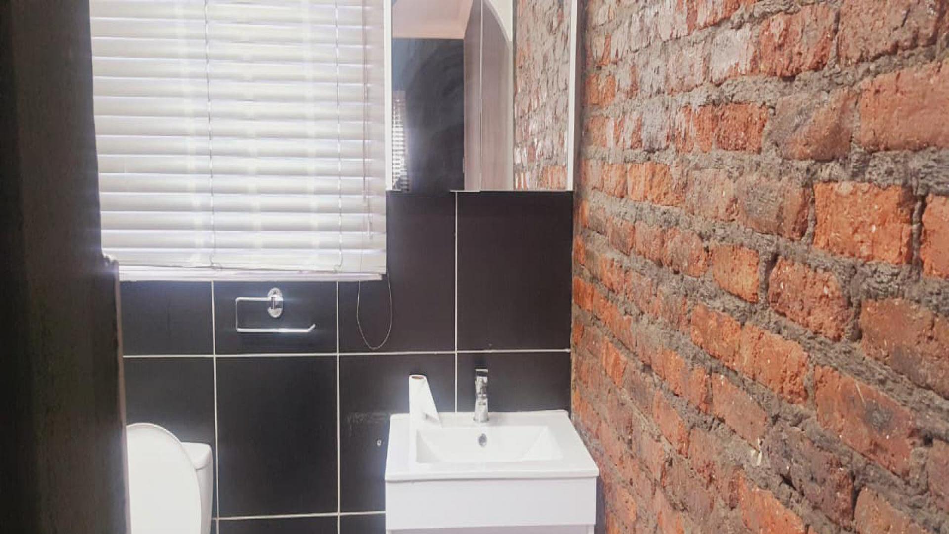 Bathroom 3+ of property in La Hoff