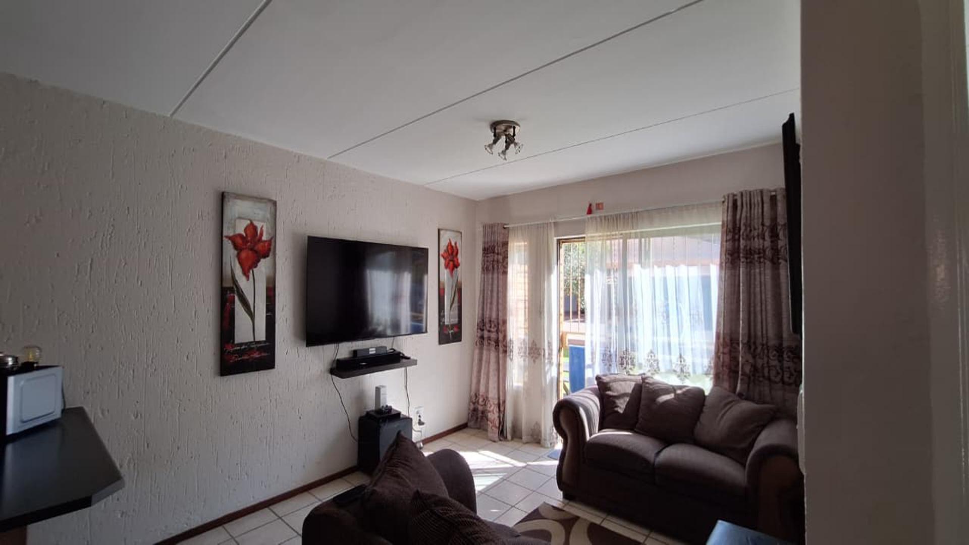 Lounges - 16 square meters of property in Hughes