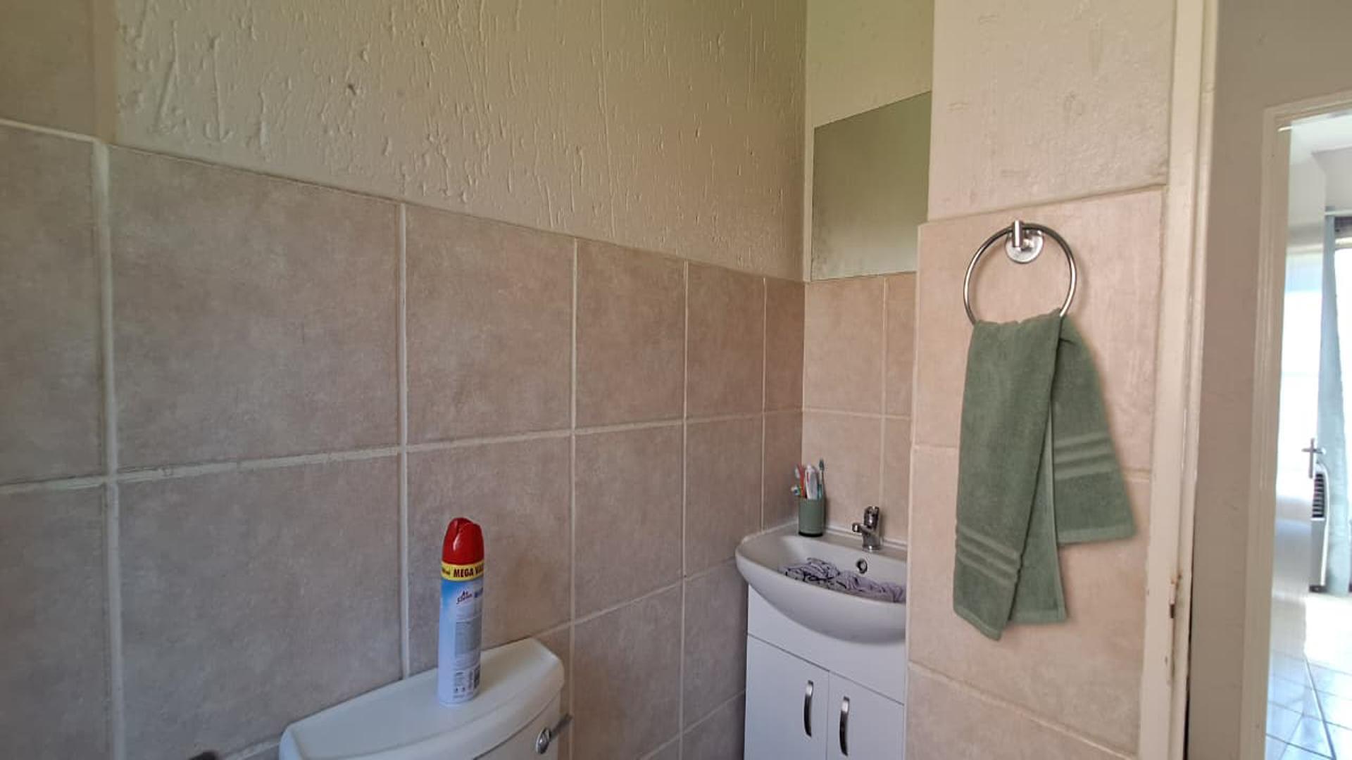 Bathroom 1 - 5 square meters of property in Hughes